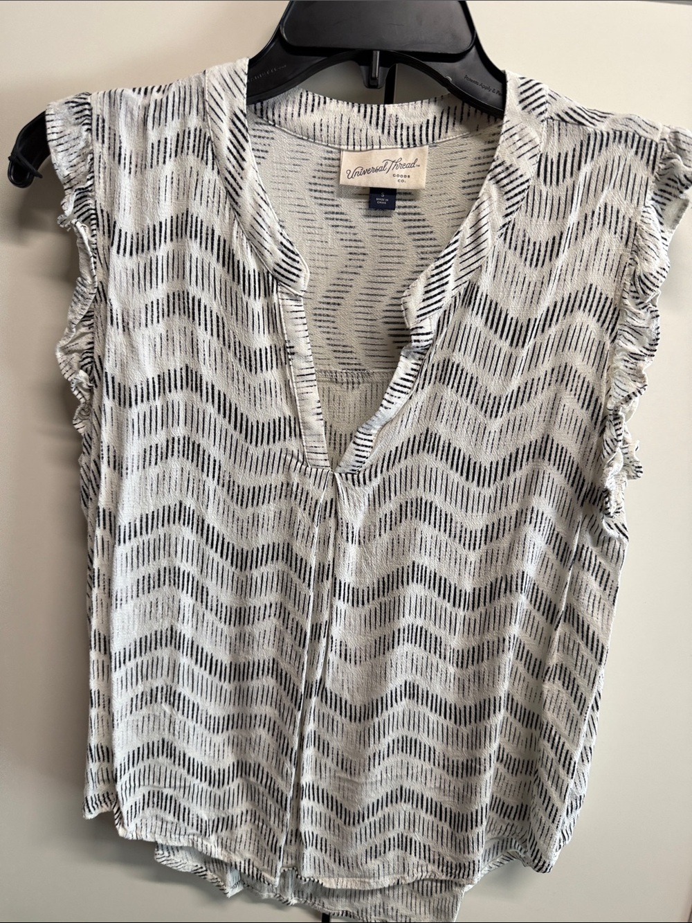 Universal Thread Black & White Wave Print Ruffle Sleeve Tank